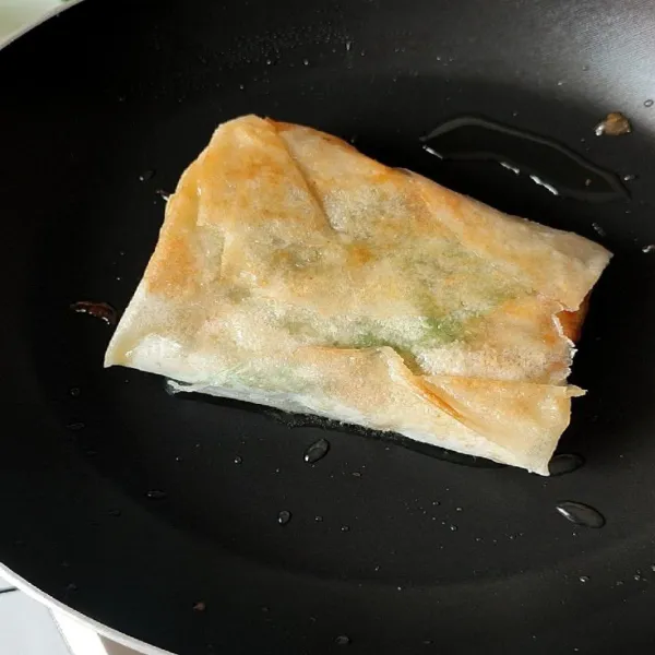 Goreng lumpia dengan sedikit minyak goreng. Masak hingga kedua sisi matang.
