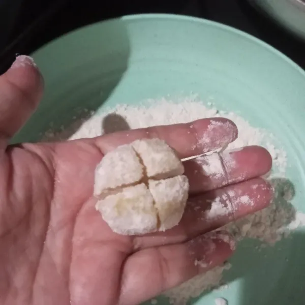 Baluri tepung terigu di sela-sela potongan agar tidak menempel lagi.