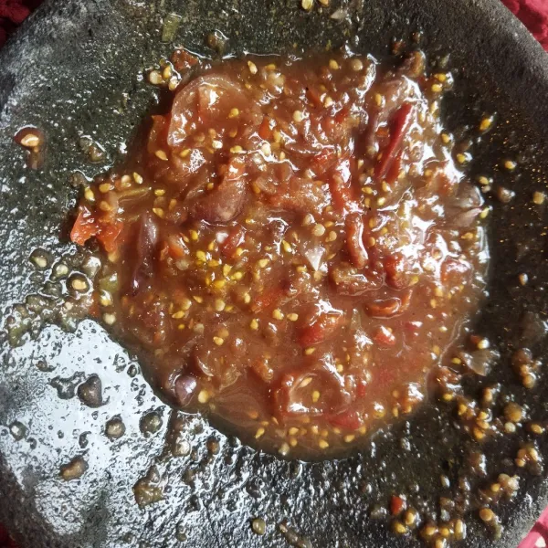 Uleg semua bahan sambal.