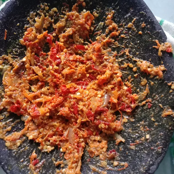 Haluskan bumbu yang telah digoreng bersama ketumbar