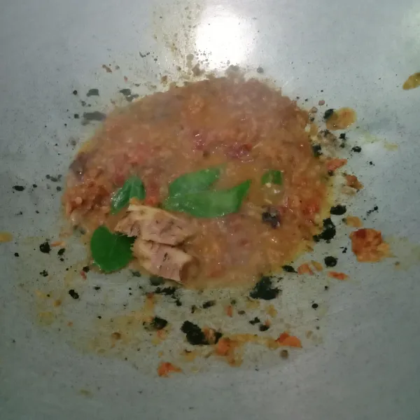 Tumis bumbu yang telah dihaluskan sampai harum. Masukkan daun jeruk dan lengkuas geprek
