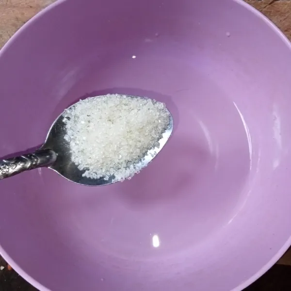 Campur cuka beras, air dan gula pasir, aduk-aduk sampai gula larut.