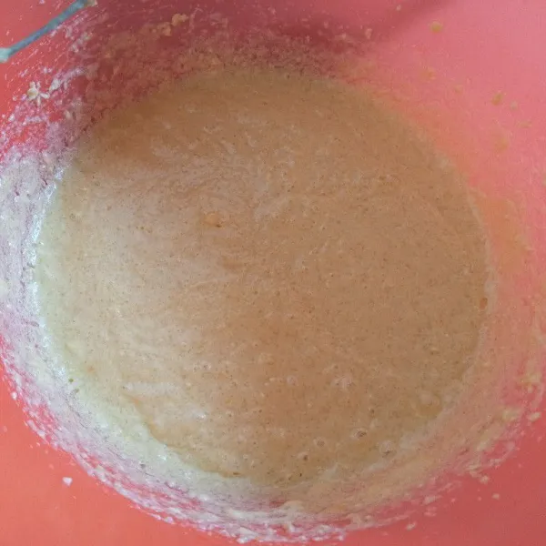 Mixer gula pasir, margarin dan telur sampai tercampur rata dan gula larut.