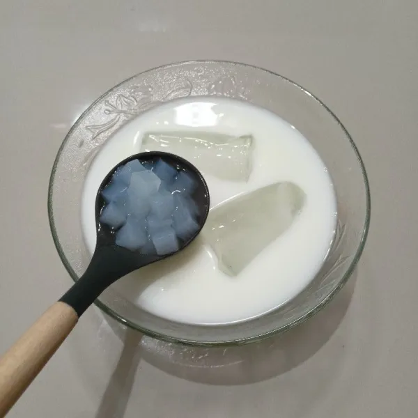 Kemudian masukkan nata de coco.