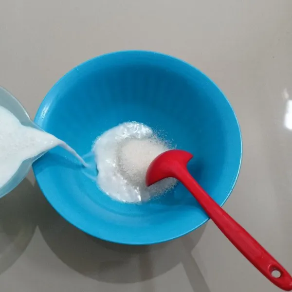 Masukkan gula pasir dan santan ke dalam mangkuk, lalu aduk rata hingga gula larut.