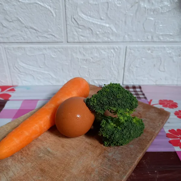 Sup telur dalam mangkuk dengan bawang goreng dan daun seledri