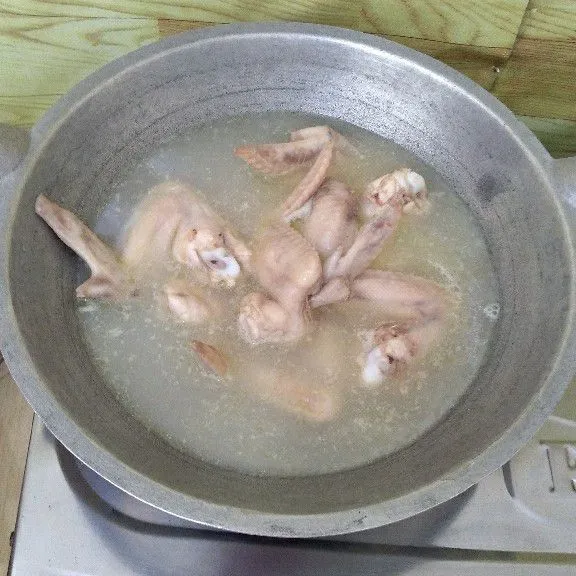 Tambahkan ayam rebus dan air lalu aduk hingga semua tercampur.