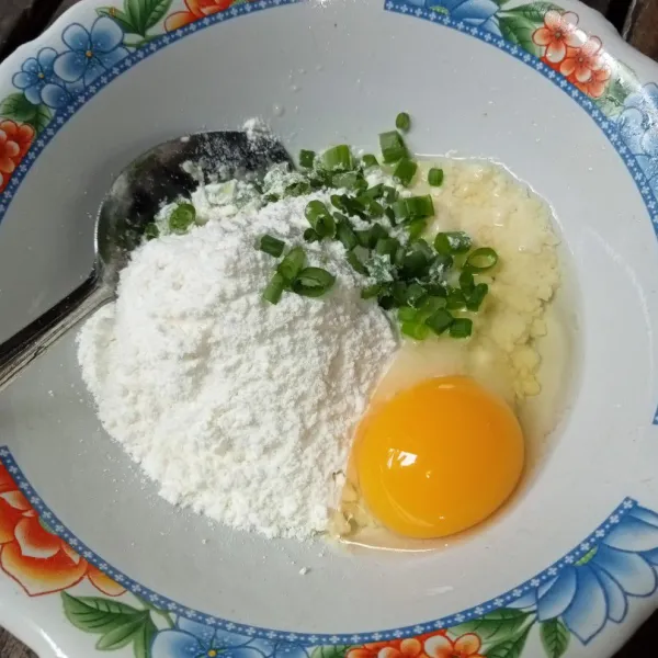 Campur tepung serbaguna, telur dan daun bawang.