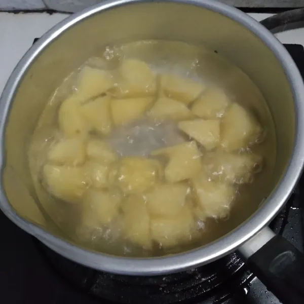 Rebus kentang hingga matang.