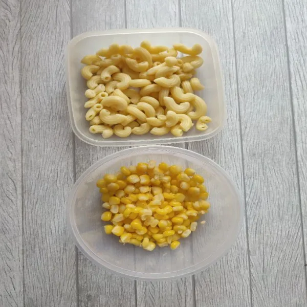 Rebus macaroni dan jagung secara terpisah, ketika sudah matang, tiriskan.