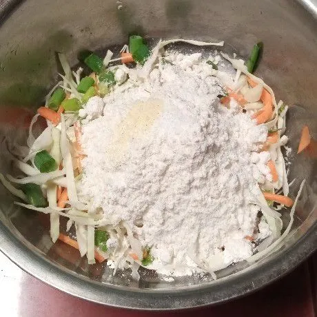Masukkan tepung terigu, tepung beras, garam, kaldu bubuk, merica bubuk, bawang putih bubuk.