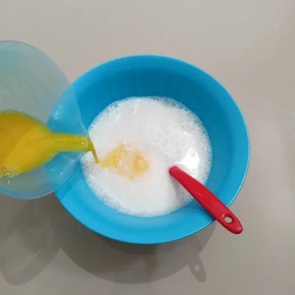 Lalu masukkan vanili cair dan telur, aduk hingga tercampur rata.