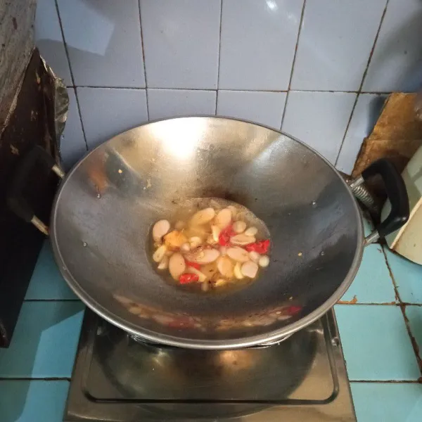 Tuang air, masak hingga mendidih.