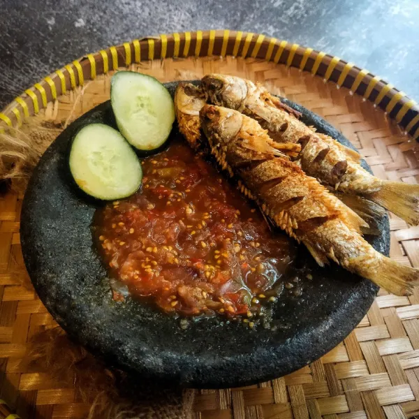 Sajikan ikan belanak goreng dengan sambal.