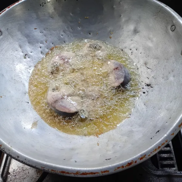 Panaskan minyak goreng ikan hingga matang angkat tiriskan