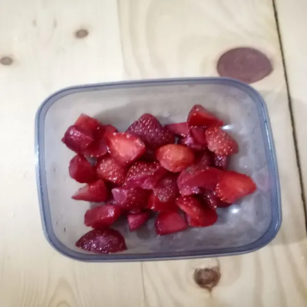 Potong-potong strawberry.