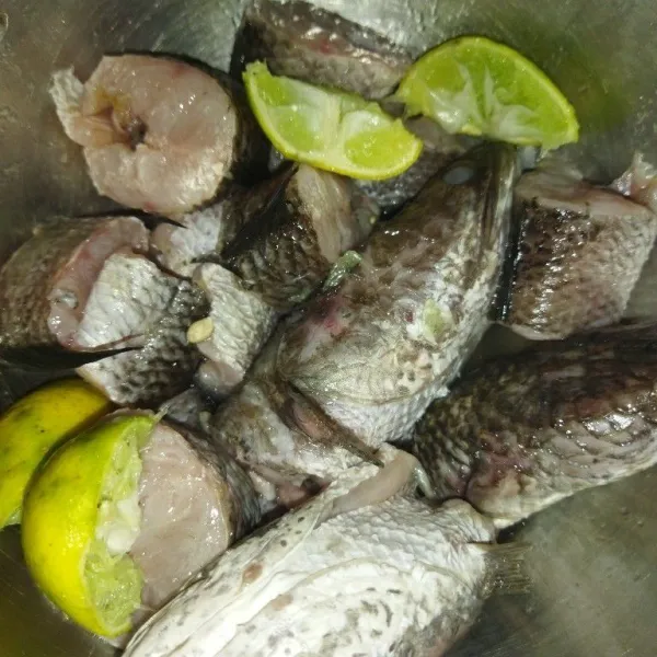 Bersihkan sisik ikan gabus, potong-potong sesuai selera, lalu bilas hingga bersih, lalu beri air perasan jeruk nipis aduk rata, diamkan.