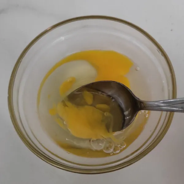 Kocok lepas 1 butir telur, tambahkan sejumput garam.