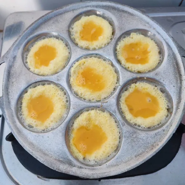 Pecahkan telur ayam kemudian kocok lepas. Dadar telur sampai matang, tiriskan.