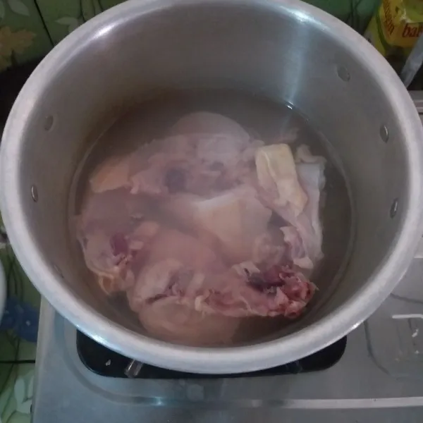 Cuci bersih ayam potong potong ,lumuri dengan air jeruk nipis kemudian rebus, setelah mendidih buang air rebusan nya pertama, rebus kembali hingga matang.