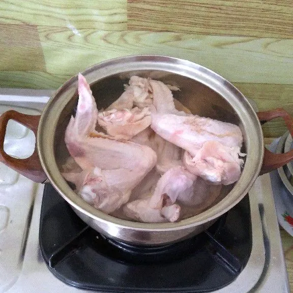 Rebus ayam hingga matang lalu angkat dan tiriskan.