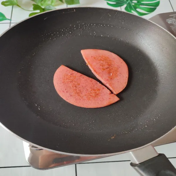 Panggang beef burger dengan sedikit margarin, bolak-balik kedua sisi agar matang.