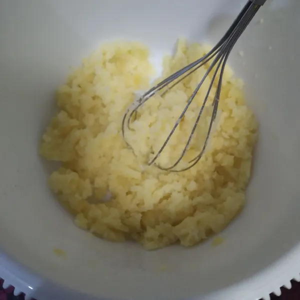 Haluskan kentang selagi hangat menggunakan whisk/garpu.
