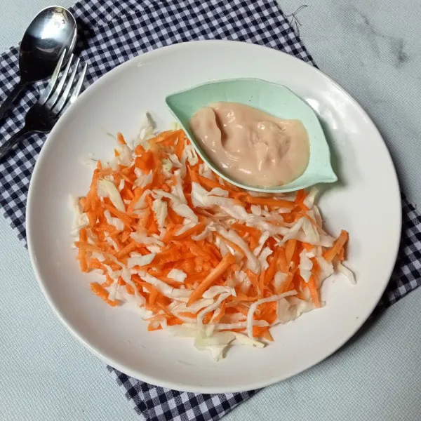 Tata wortel dan kol di piring dan sajikan dengan saus mayonaise.