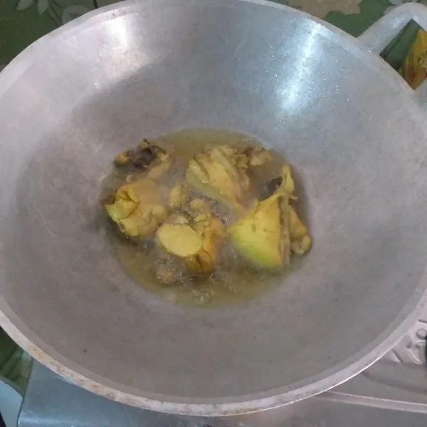 Panaskan minyak angkat ayam kemudian goreng hingga kecoklatan angkat tiriskan ayam siap di gunakan.