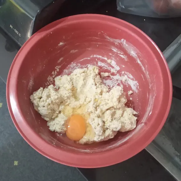 Lalu masukkan telur aduk lagi, tambahkan tepung terigu dan tepung tapioka jika adonan masih basah.