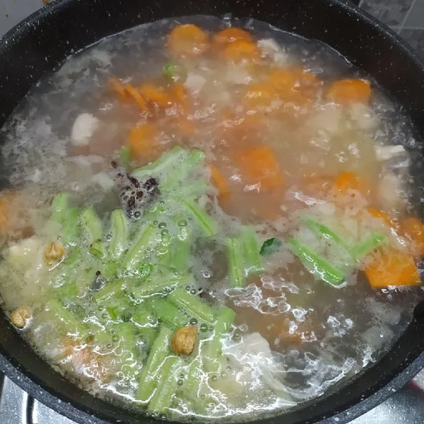 Masukkan kentang, wortel dan buncis, masak sampai ½ matang.