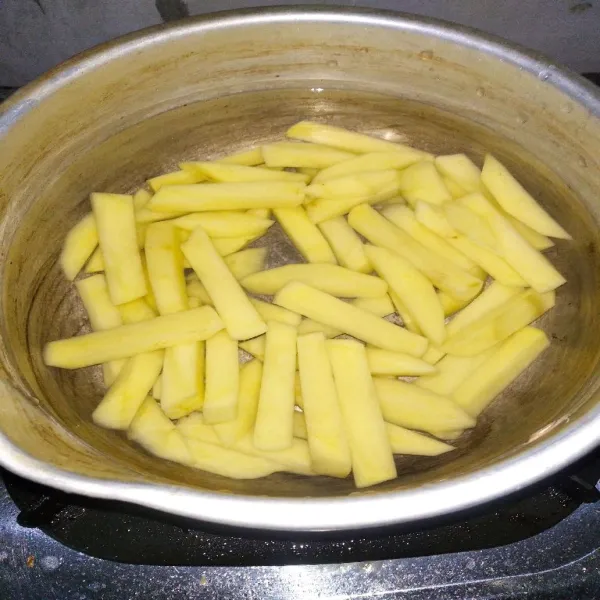 Rebus kentang selama 2-3 menit ( hingga 1/4 matang).
