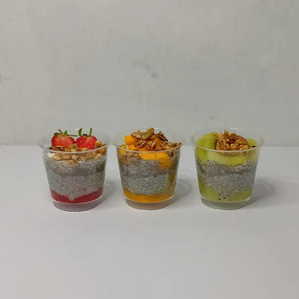 Granola & buah diatasnya.