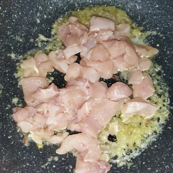 Masukkan potongan daging ayam fillet, aduk rata hingga berubah warna.