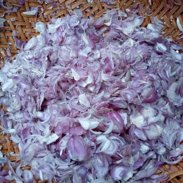 Kupas bawang merah, cuci bersih lalu iris tipis menggunakan alat pengiris bawang, letakkan bawang merah kedalam saringan supaya kadar airnya berkurang. Taburi dengan garam dan aduk rata perlahan.