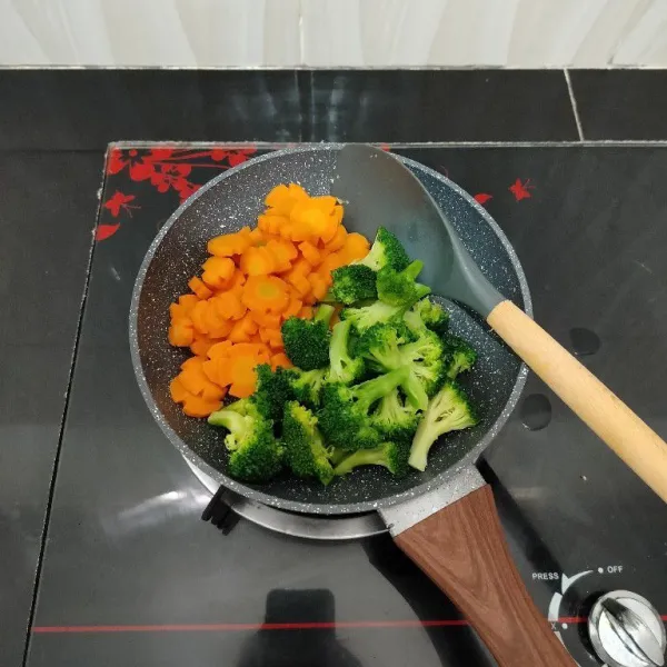 Lalu masukkan brokoli dan wortel, aduk rata.