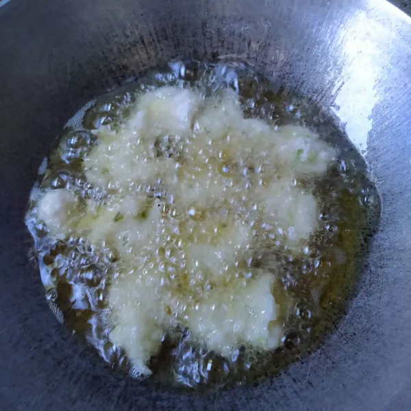 Goreng cireng di dalam minyak panas, bolak balik agar tidak gosong, angkat jika sudah kekuningan dan matang, tiriskan dan siap di sajikan.