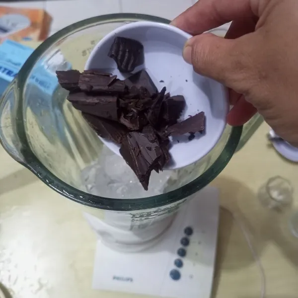 Masukkan es batu dan coklat ke dalam blender.