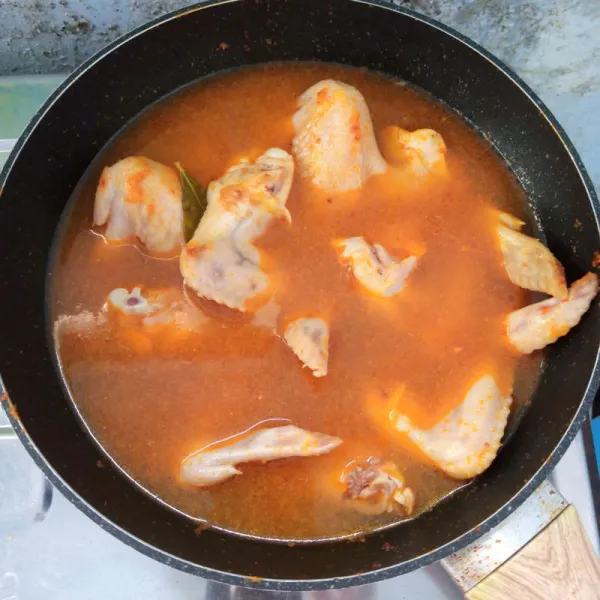 Masukkan ayam. Aduk rata. Masak sampai berubah warna. Kemudian masukkan air dan seasoning. Masak sampai ayam empuk.
