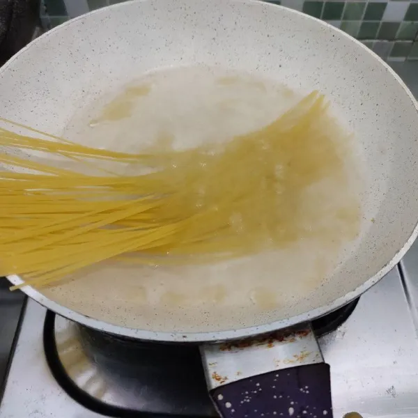 Didihkan air dengan olive oil dan garam, kemudian rebus spaghetti hingga aldente.