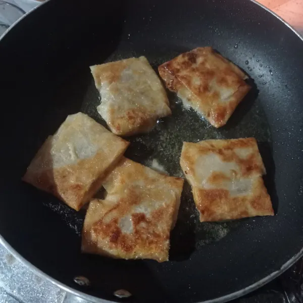 Panaska minyak, goreng hingga kering keemasan, angkat dan tiriskan.