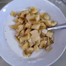 Tambahkan pisang ke dalam adonan cair lalu aduk rata.