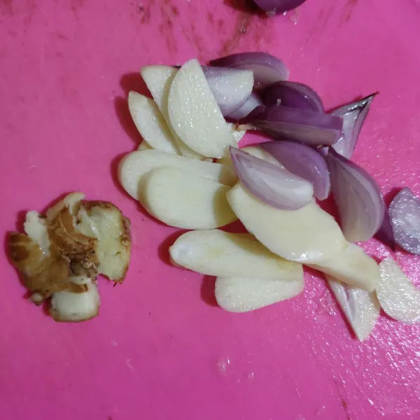 Geprek kencur, iris bawang merah dan bawang putih.