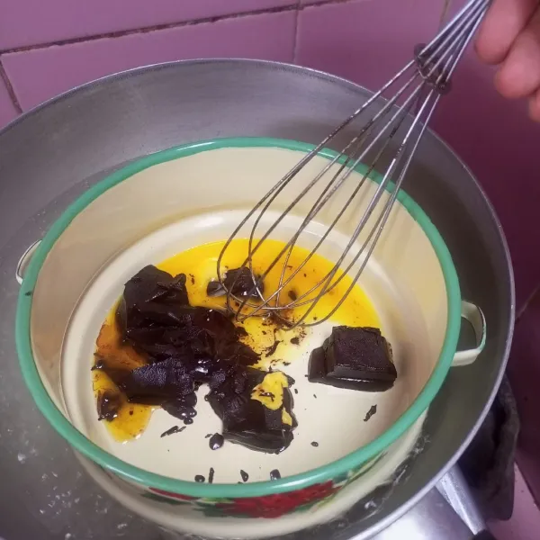 Lelehkan dengan teknik double boiler hingga cokelat meleleh.