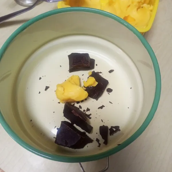 Letakkan cokelat batang dan margarin di dalam wadah anti panas.
