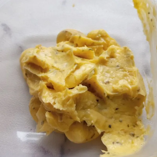 Campur semua baha garlic butter. Aduk rata. Kemudian masukkan ke dalam plastik segitiga.