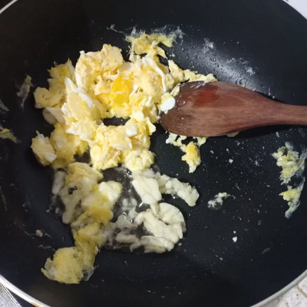 Goreng telur orak arik lalu tumis bawang putih sampai harum.