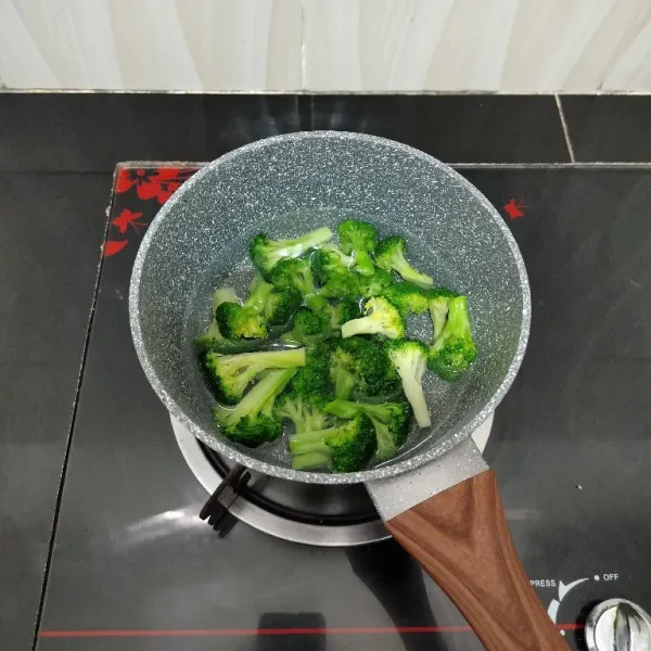Rebus brokoli dalam air mendidih sebentar saja cukup hingga berubah warna, lalu tiriskan.