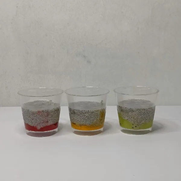 Masukkan chia pudding.