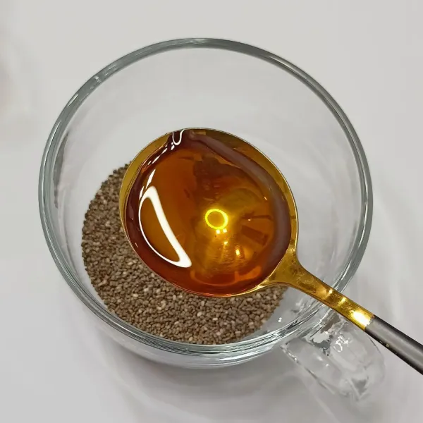 Campur chia seed, maple syrup.